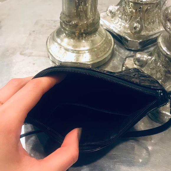 Black patent leather wristlett - Picture 2 of 4